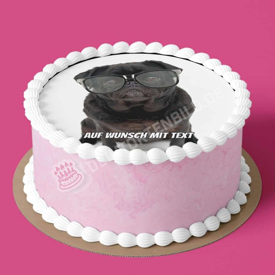 Motiv: Mops mit Brille - Hochwertige und individuelle Tortenaufleger für jeden Anlass
Tortenaufleger Mops mit Brille in 20cm Kreis
Unsere Tortenaufleger sind ein ideales Geschenk für besond - Tortenbild - DeintortenbildMops mit Brille