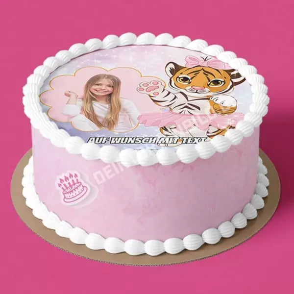 Fotomotiv: Ballerina Tiger - Hochwertige und individuelle Tortenaufleger für jeden Anlass
Tortenaufleger Fotomotiv Ballerina Tiger 20cm Kreis
Unser Tortenaufleger mit dem Motiv "Ballerina Tiger - Tortenbild - DeintortenbildBallerina Tiger