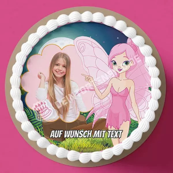 Fotomotiv: Pinke Fee - Hochwertige und individuelle Tortenaufleger für jeden Anlass
Tortenaufleger Fotomotiv Pinke Fee 20cm Kreis
Unser Tortenaufleger mit dem Motiv einer pinken Fee ist e - Tortenbild - DeintortenbildPinke Fee